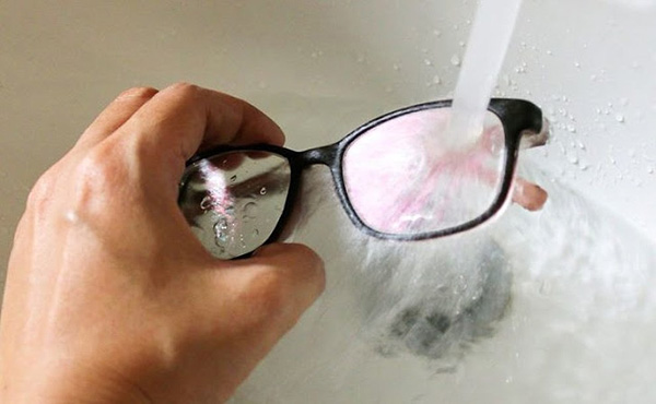 caloría esponja Fondo verde Cómo limpiar los cristales de anteojos? | Blog de Óptica y Anteojos